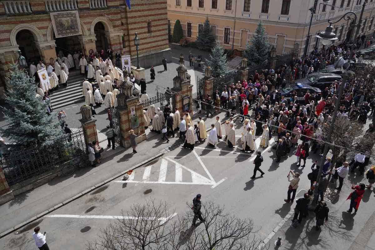 FOTO: Procesiunea Învierii la Sibiu - Racla Sfântului Andrei Șaguna, purtată prin centrul orașului