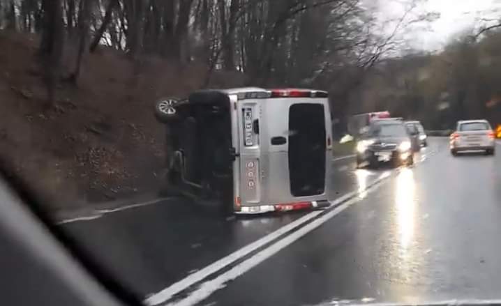 foto accident grav pe dn 1 - microbuz cu nouă persoane răsturnat la hula bradului