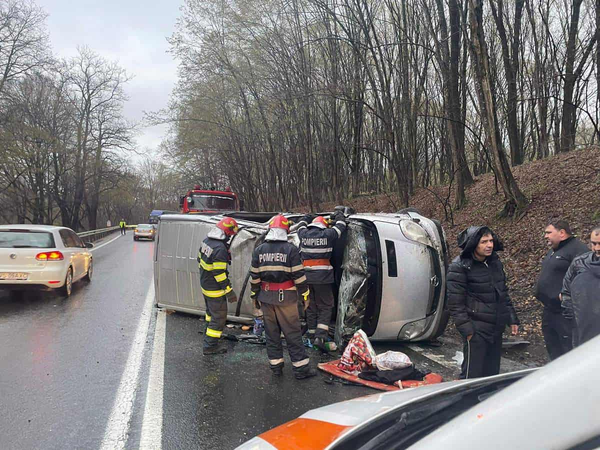 FOTO Accident grav pe DN 1 - Microbuz cu nouă persoane răsturnat la Hula Bradului