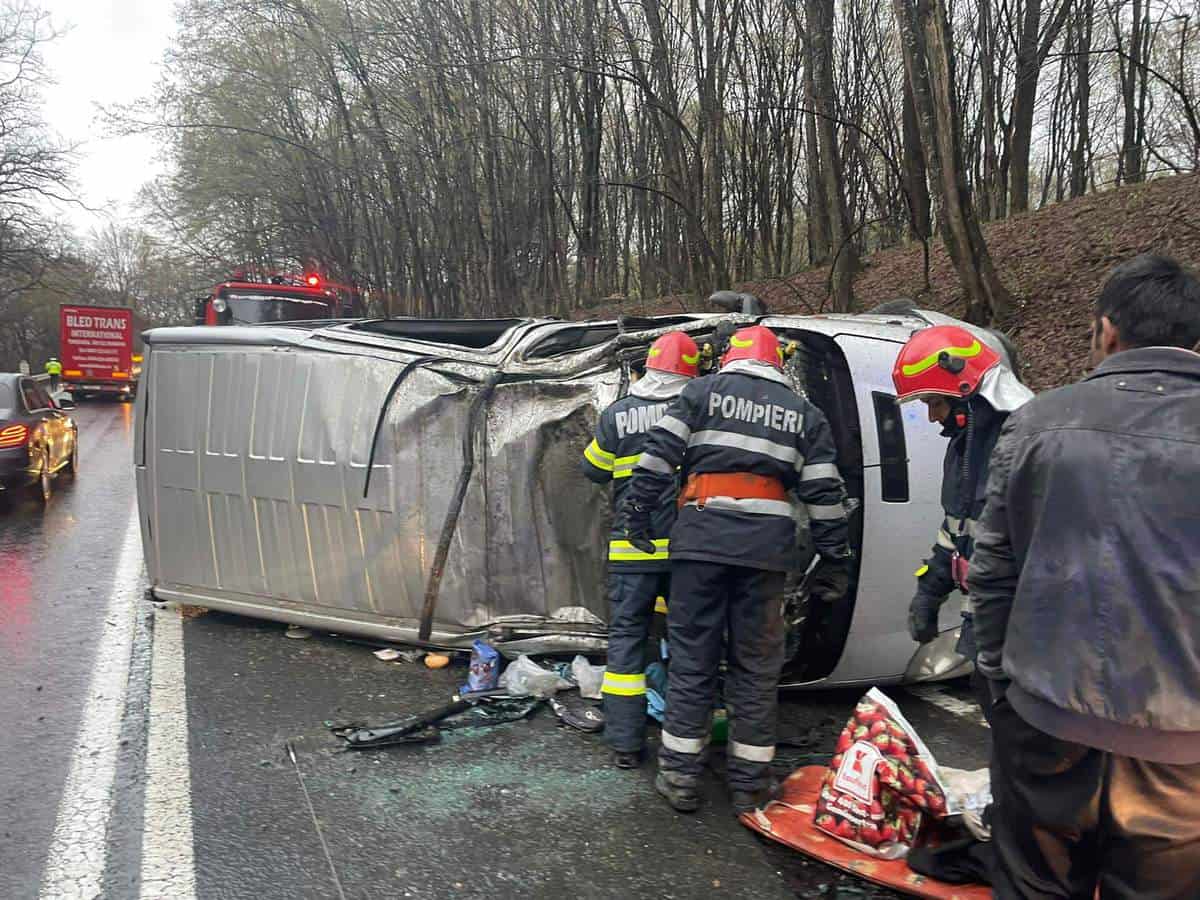 FOTO Accident grav pe DN 1 - Microbuz cu nouă persoane răsturnat la Hula Bradului