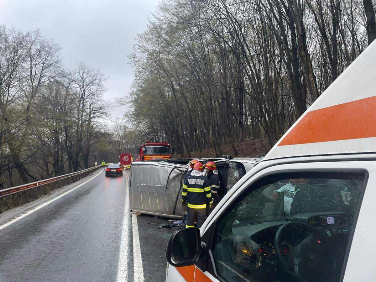 FOTO Accident grav pe DN 1 - Microbuz cu nouă persoane răsturnat la Hula Bradului