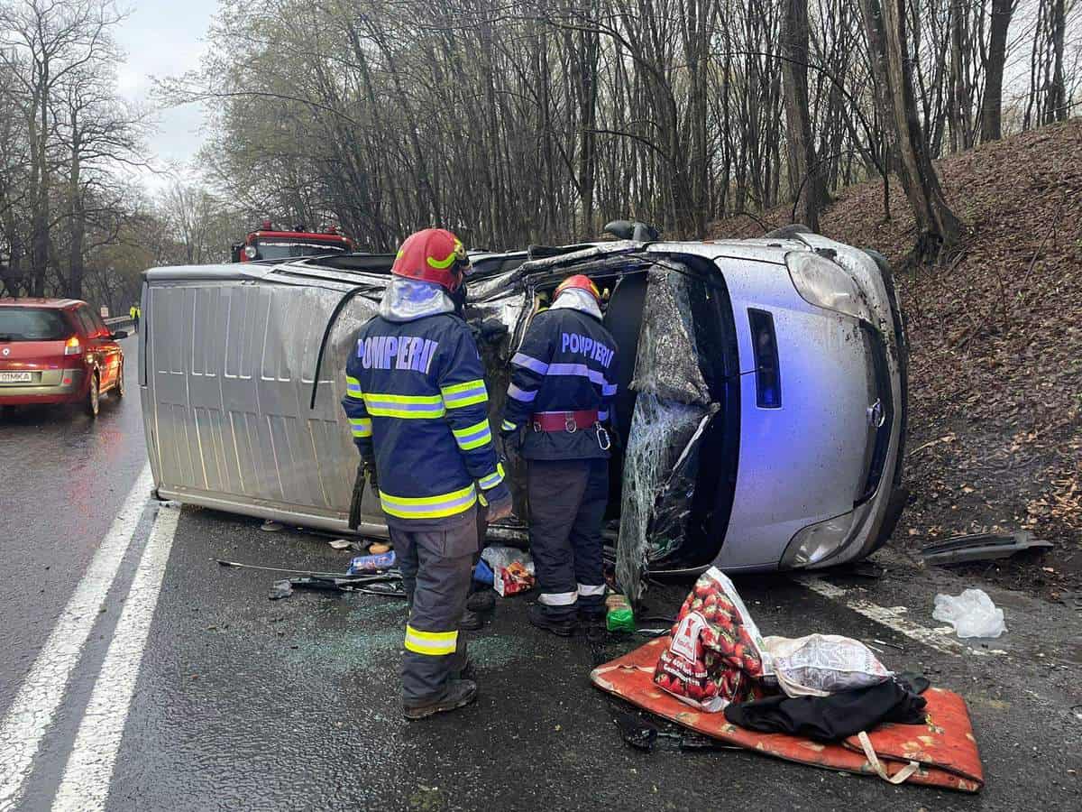 FOTO Accident grav pe DN 1 - Microbuz cu nouă persoane răsturnat la Hula Bradului