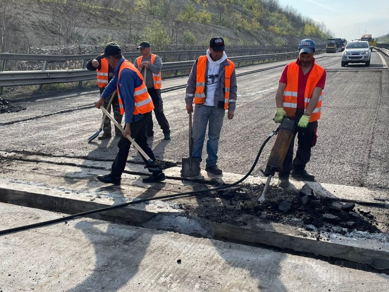 foto au început lucrările la viaductul aciliu, de pe autostrada a1 - sensul săliște - cunța, închis o săptămână