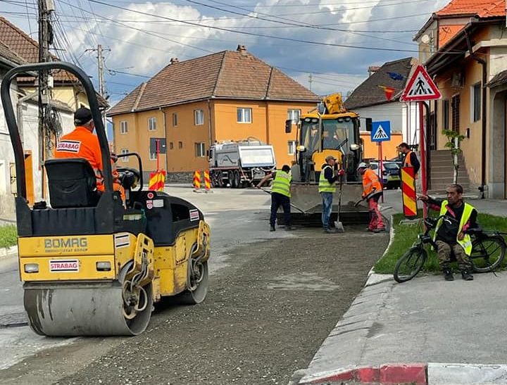 FOTO Se toarnă asfalt nou pe mai multe străzi din Avrig