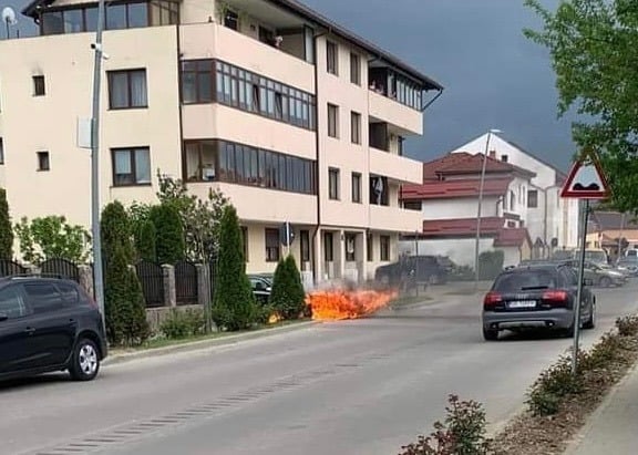 foto incendiu la șelimbăr - o mașină a luat foc