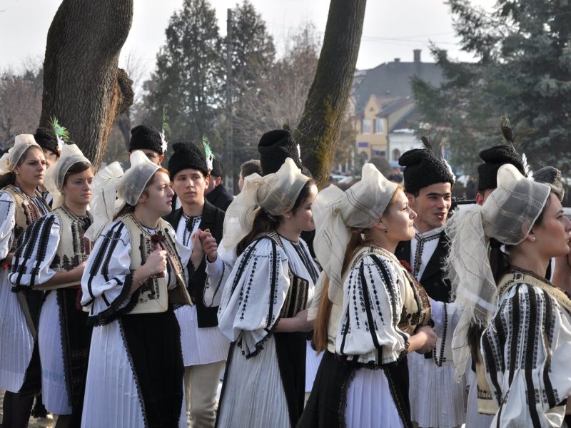 Ziua Naţională a Portului Tradiţional serbată de Junii Sibiului printr-o expoziţie de fotografie online