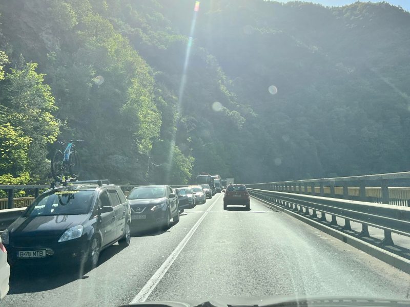 trafic îngreunat pe valea oltului din cauza lucrărilor - ”de vreo oră stau”