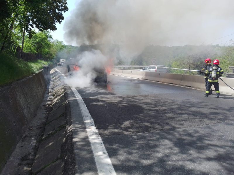 Trafic blocat pe DN 7 - Cozi uriaşe după ce o maşină a luat foc