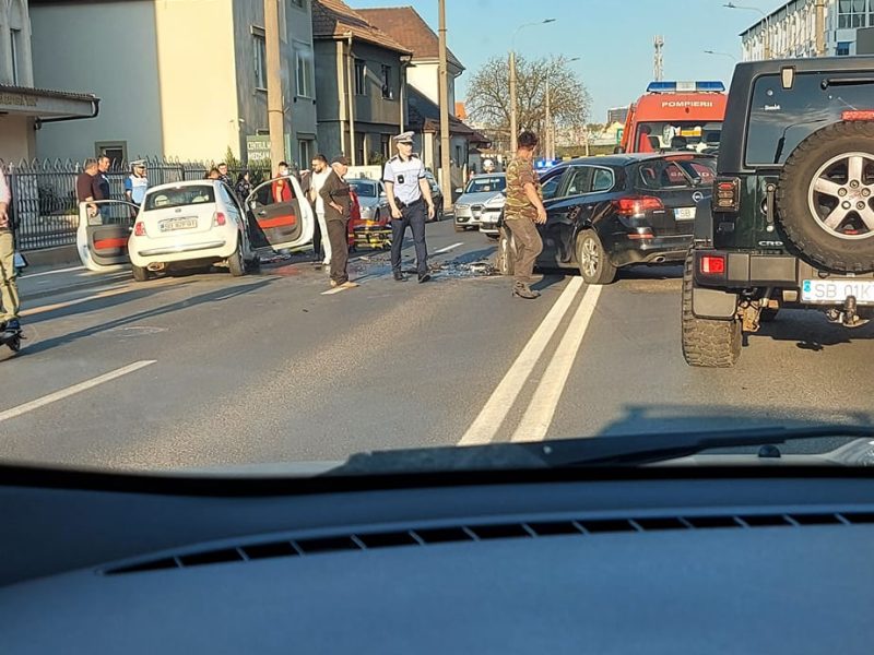 FOTO Accident pe Șoseaua Alba Iulia din Sibiu - Două persoane sunt rănite