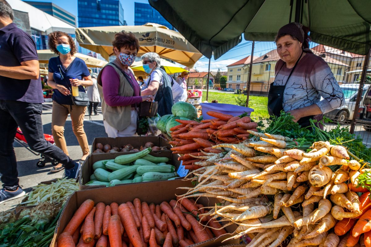 Producătorii locali care vor să îşi vândă produsele în Piața Volantă Transilvania pot depune dosarele începând de luni