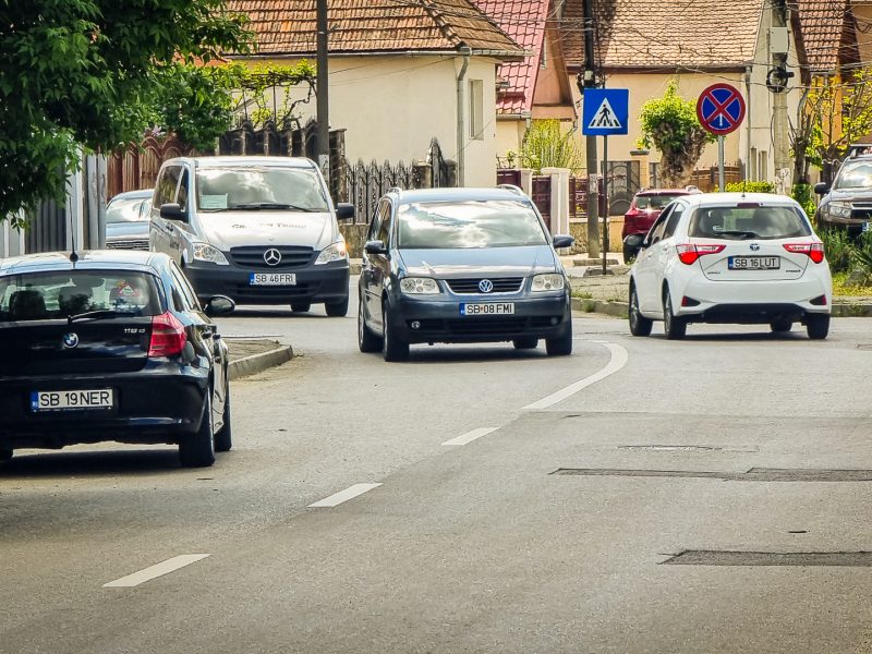 video foto locuitorii de pe cantemir, nemulțumiți - ”nu mai avem voie să parcăm pe stradă. unde să lăsăm mașinile?”