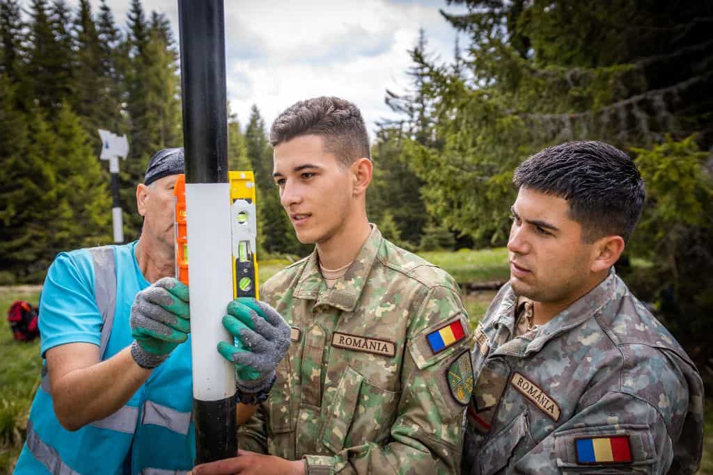 foto studenții academiei forțelor terestre din sibiu ajută la reamenajarea traseelor de drumeție din judeţ