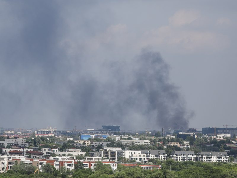 foto incendiu puternic într-o zonă comercială din capitală