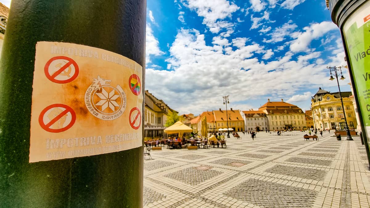 VIDEO: Mesaje anti-LGBT în Sibiu - „Au apărut în mai multe orașe. Încercare a grupurilor rusofile de a ne discredita”