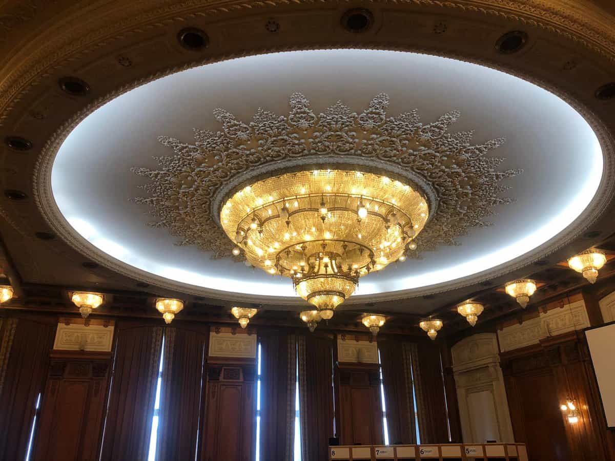 Palatul Parlamentului, decorat cu materiale din zona Sibiului - Candelabrele din cristal de Mediaș și covoarele lucrate la Cisnădie atrag toate privirile