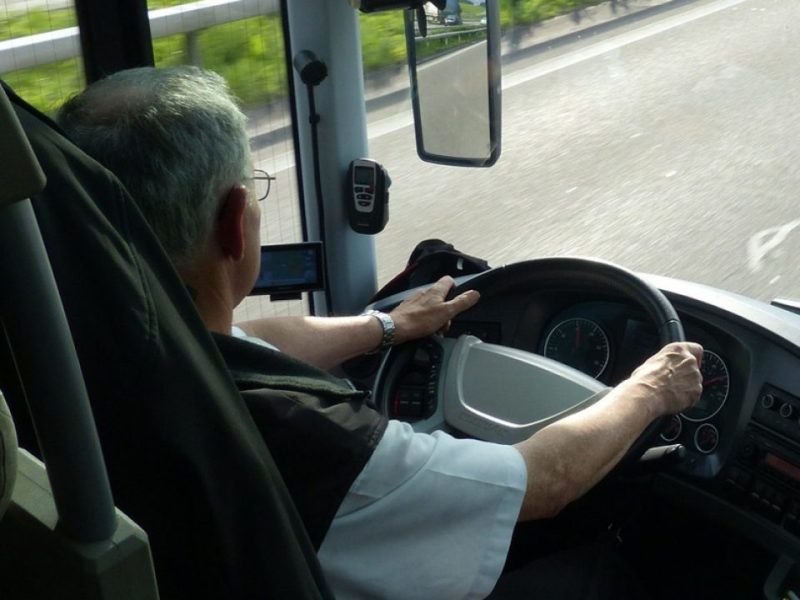 o primărie din vâlcea datoare la lăutari - a scos la licitație autobuzele școale pentru a plăti datoria