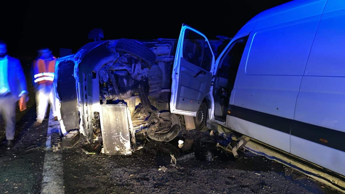 accident cu trei răniți pe a1 - un microbuz a lovit un alt autoturism