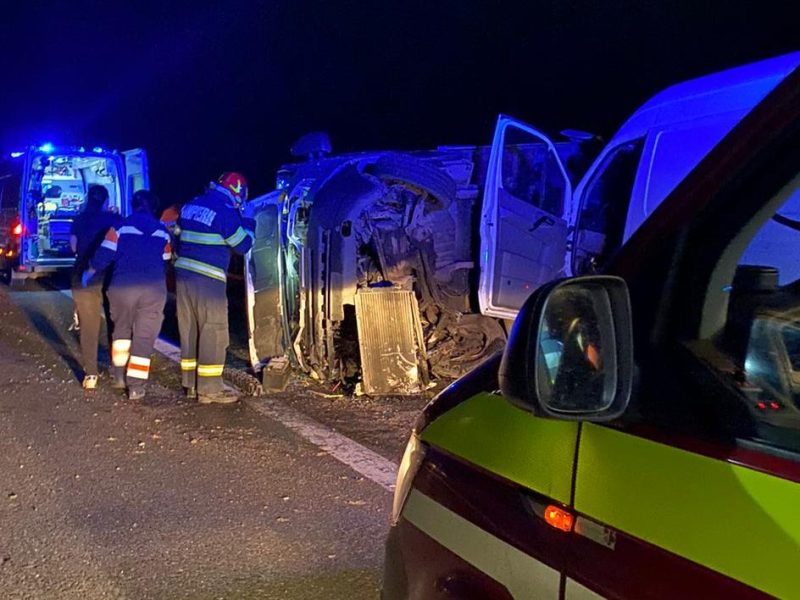 accident cu trei răniți pe a1 - un microbuz a lovit un alt autoturism