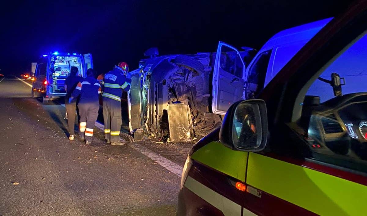 accident cu trei răniți pe a1 - un microbuz a lovit un alt autoturism