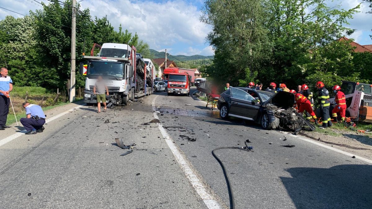 foto accident pe dn7 între sibiu și vâlcea la seaca - o femeie și un copil de 7 ani sunt răniți