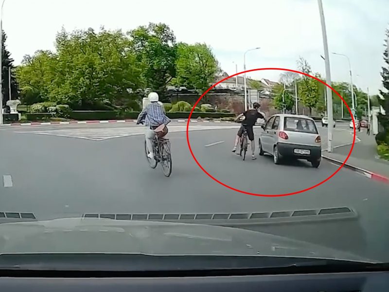 VIDEO: Șoferiță agresată de un biciclist în trafic la Sibiu - „I-a lovit mașina cu pumnii”