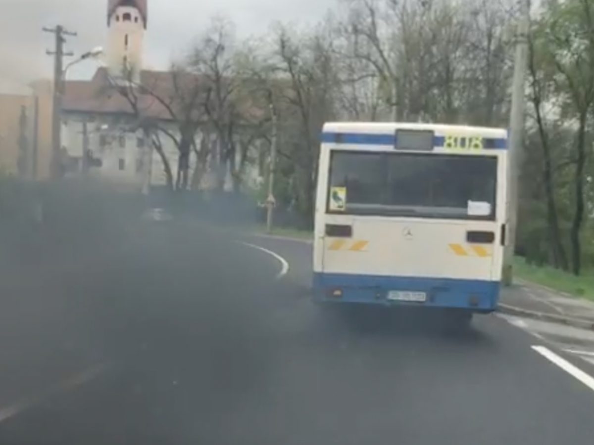 VIDEO: Fum negru în urma unui autobuz Tursib - „A fost scos din circulație și probabil va fi casat”