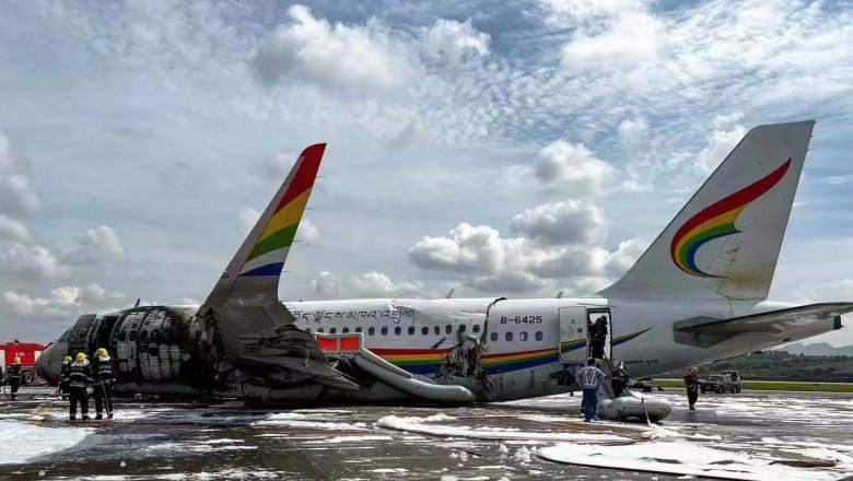 video avion cu peste 120 de persoane la bord mistuit de flăcări