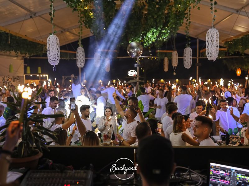 se deschide sezonul petrecerilor la backyard - locație total schimbată și multe surprize - "vom avea invitați dj și artiști de top din românia"