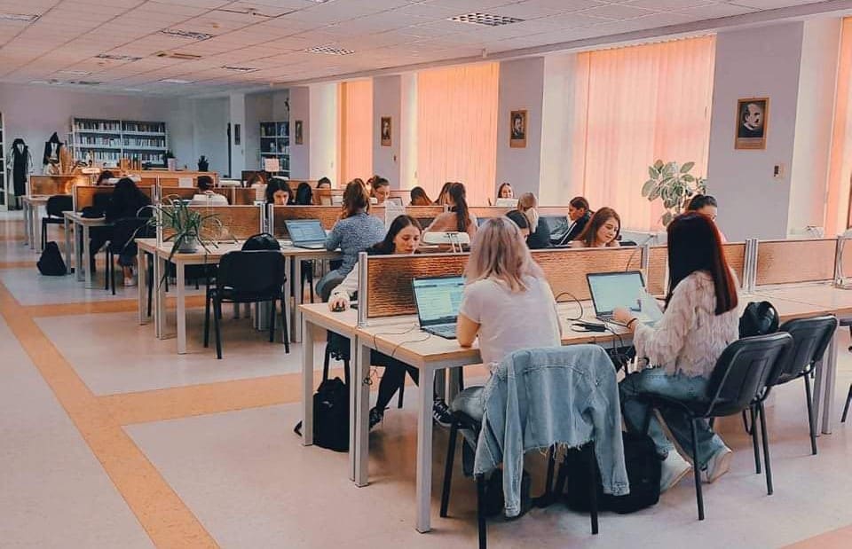 Suflu nou la biblioteca ULBS - „Vrem să atragem studenții să citească. Deschidem curtea și facem spații de interacțiune”