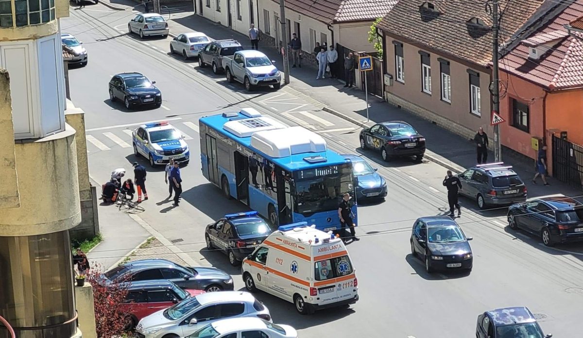 un biciclist turmentat s-a lovit de un autobuz tursib