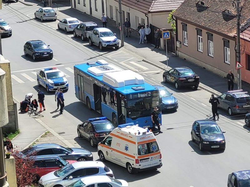 un biciclist turmentat s-a lovit de un autobuz tursib