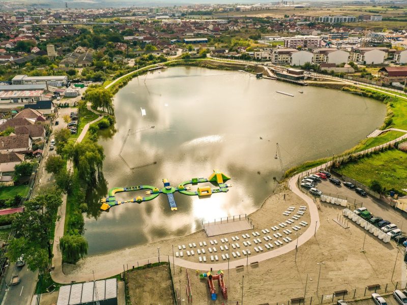 foto lacul binder se deschide de la 1 iunie - intrarea gratuită pentru copii - plaja și gonflabilele pe apă, principalele atracții