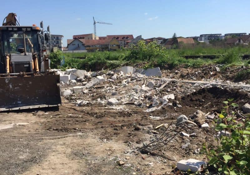 FOTO Primăria a demolat o casă construită ilegal pe strada Trifoiului - Cum explică municipalitatea acțiunea