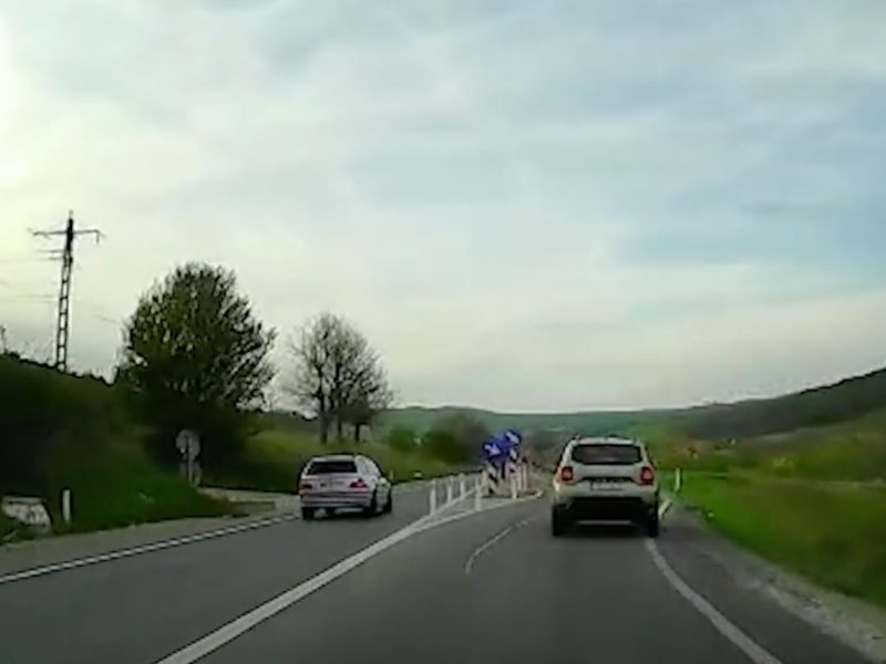 VIDEO: Depășire periculoasă pe DN14 lângă Slimnic - Un șofer a ignorat complet alveola de calmare a traficului