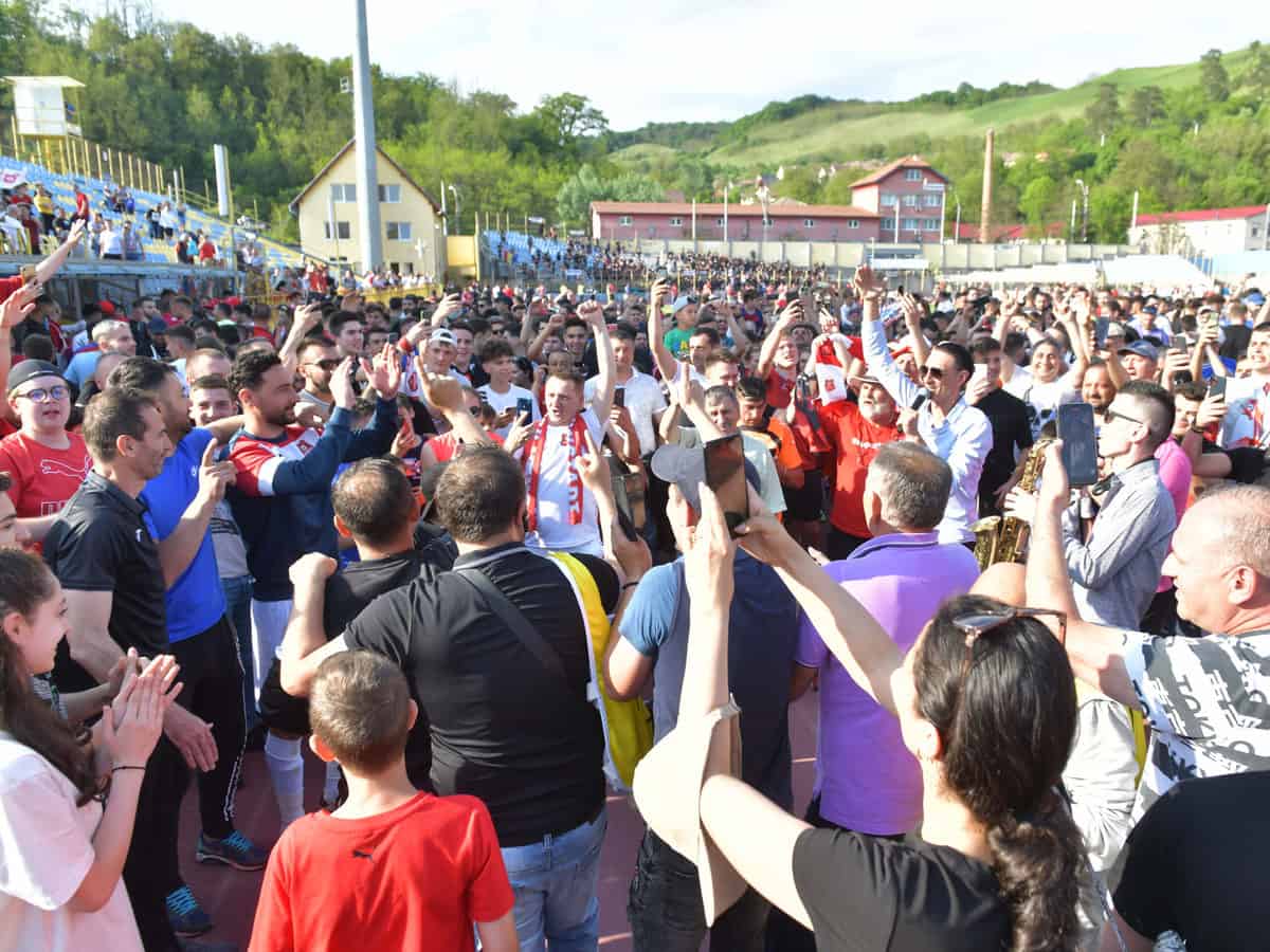 VIDEO - FOTO Imagini unice după promovarea FC Hermannstadt - Jucătorii au dansat pe teren alături de sute de fani