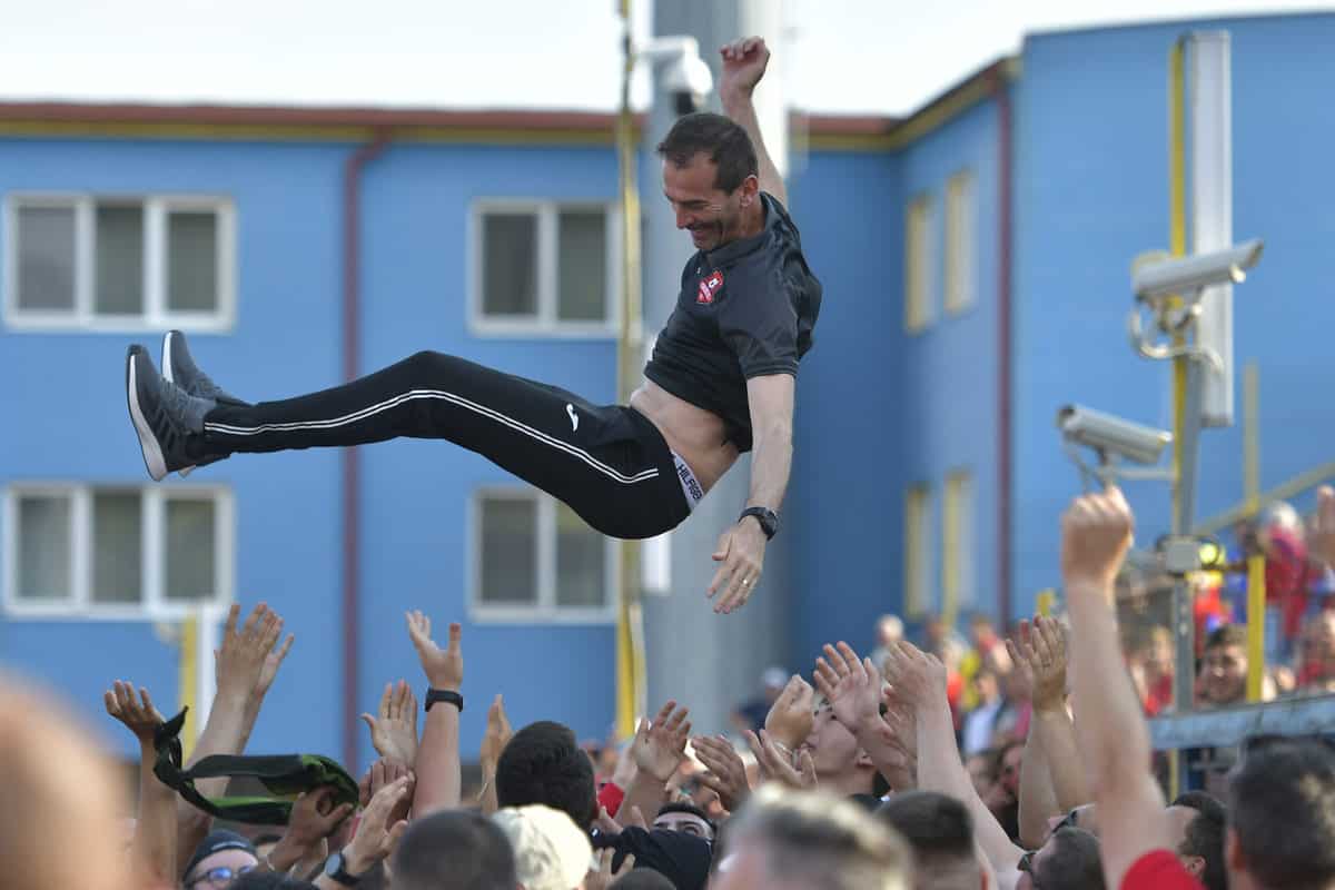 VIDEO - FOTO Imagini unice după promovarea FC Hermannstadt - Jucătorii au dansat pe teren alături de sute de fani