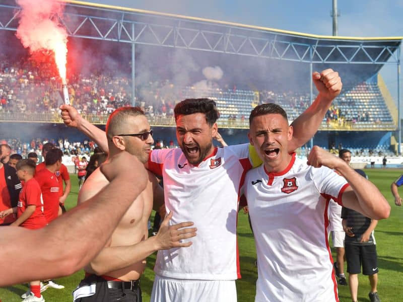 video fiesta la sibiu - artificii și torțe la sosirea celor de la fc hermannstadt după promovarea în liga 1