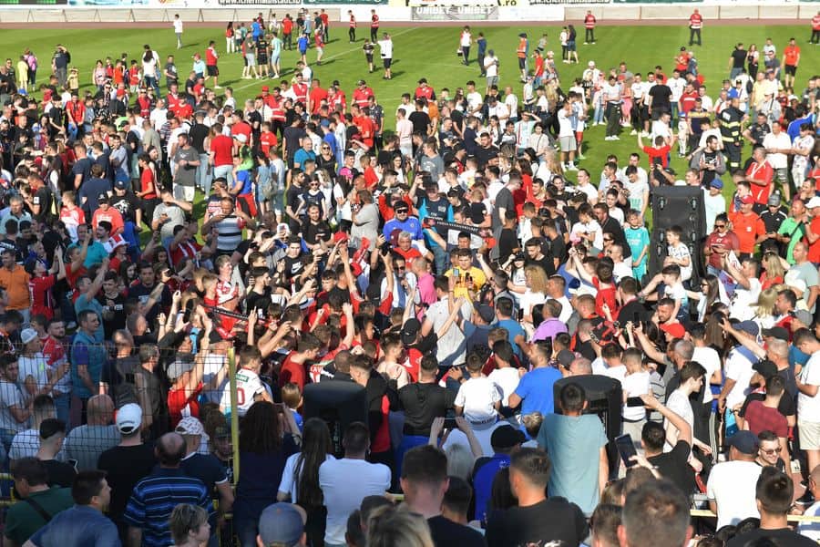 VIDEO - FOTO Imagini unice după promovarea FC Hermannstadt - Jucătorii au dansat pe teren alături de sute de fani