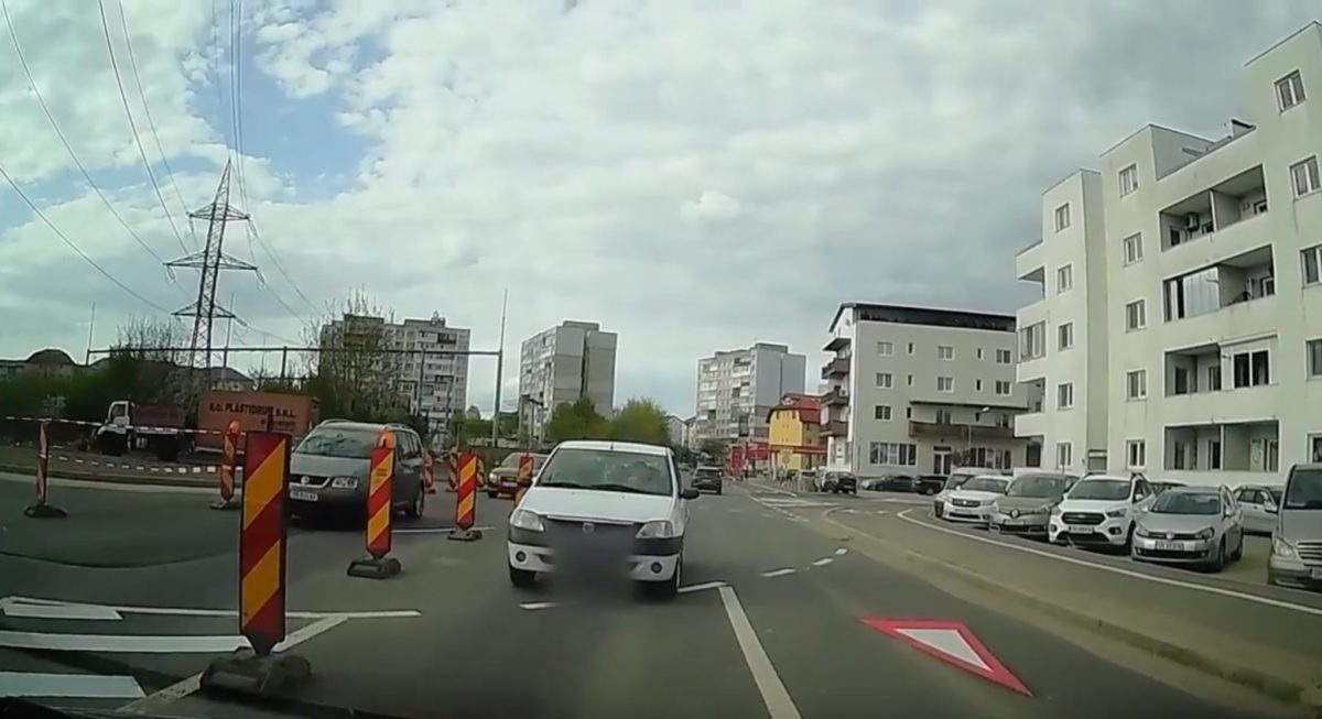 VIDEO: Giratoriul din Cartierul Arhitecților, deschis din nou - Accident evitat la „mustață” de un șofer