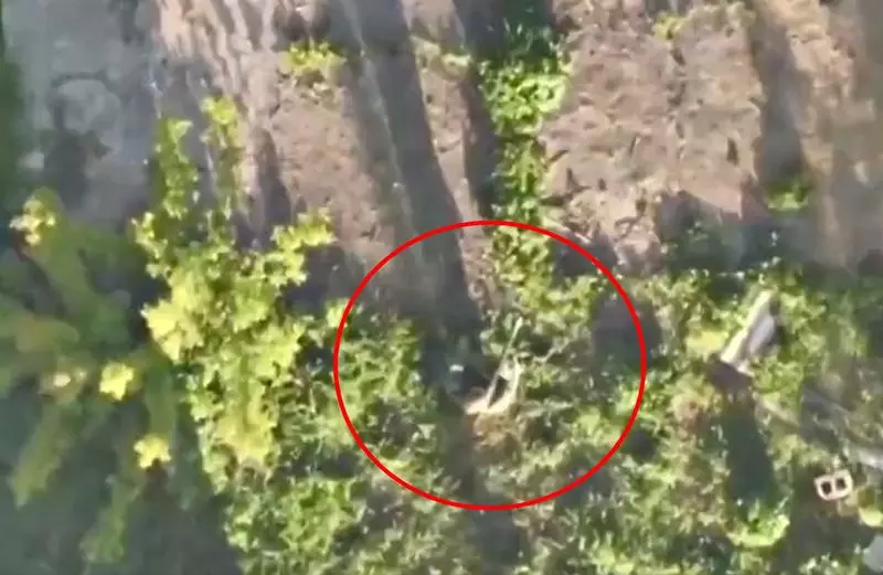 video momentul în care o bombă aruncată dintr-o dronă lovește un soldat rus