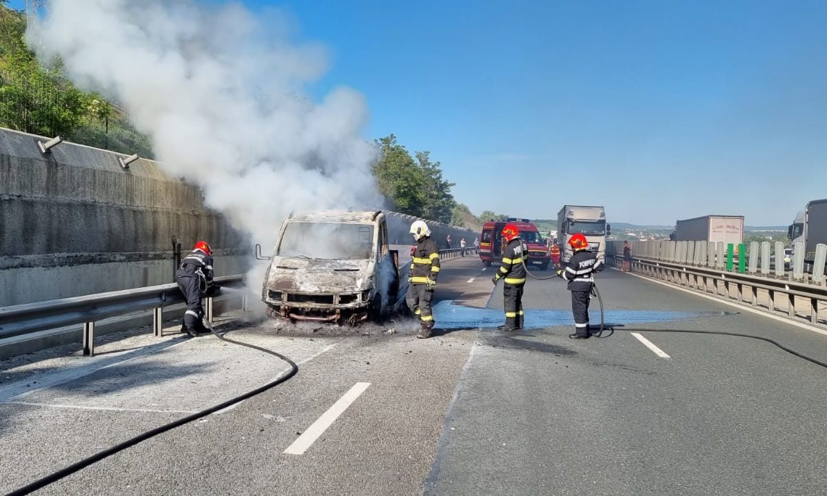 autoutilitară în flăcări pe autostrada a1 înainte de intrarea în tunelul de la cristian