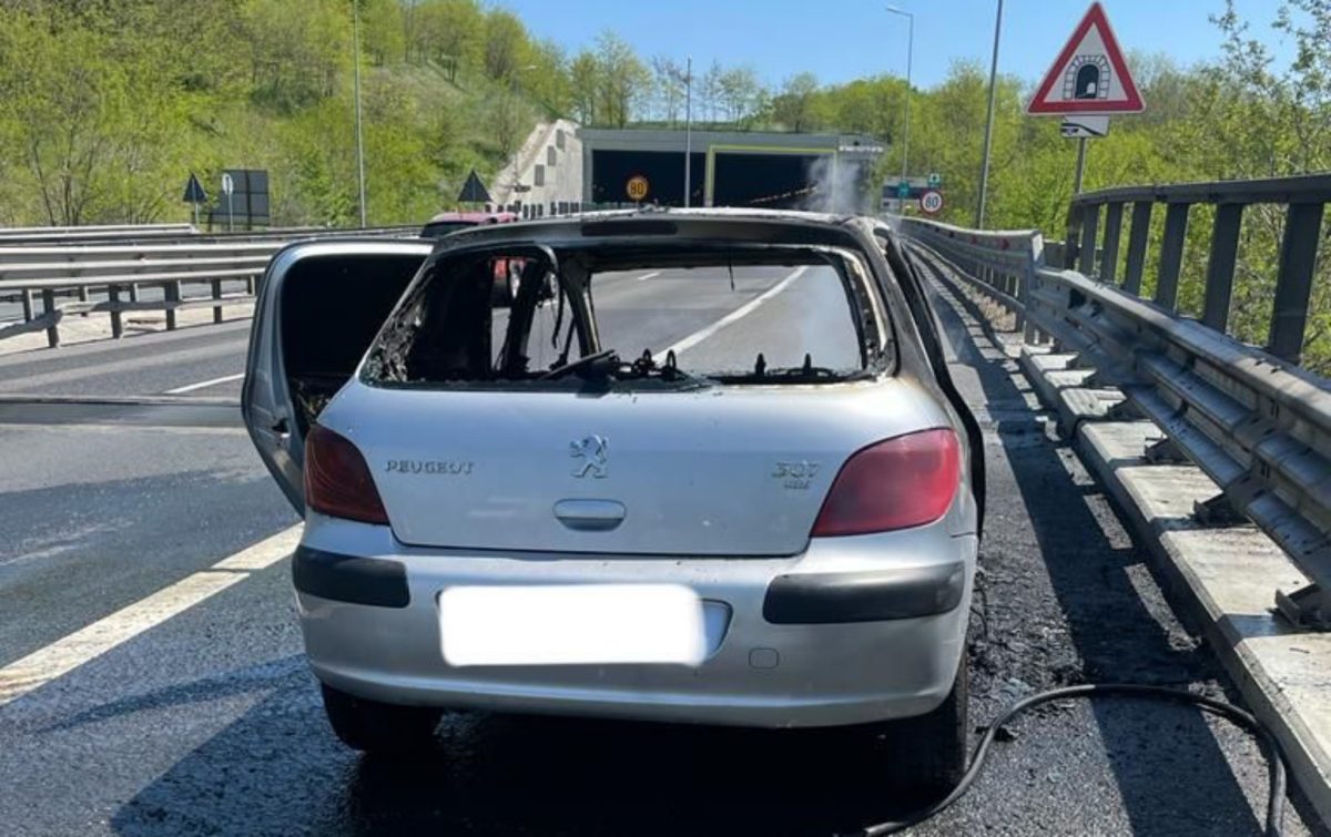 O mașină a luat foc în mers pe autostradă între Săcel și Săliște