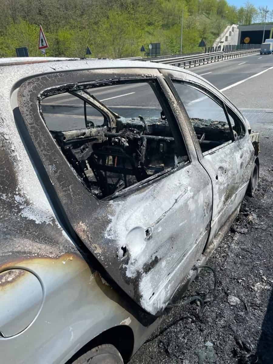 O mașină a luat foc în mers pe autostradă între Săcel și Săliște