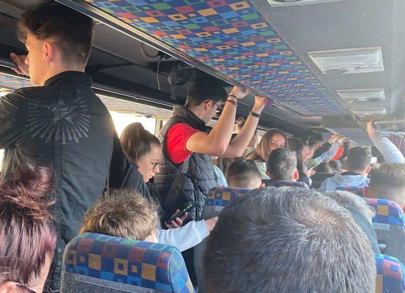 FOTO Înghesuială ca în metroul din Japonia în autobuzele care circulă de la Cristian spre Sibiu - ”Stăm claie peste grămadă”