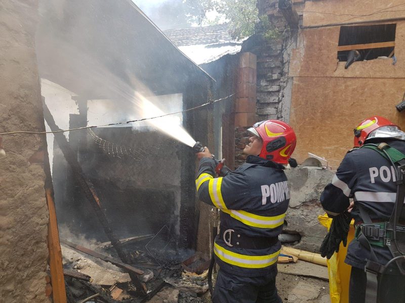 FOTO: O casă a luat foc la Mediaș - Intervin pompierii