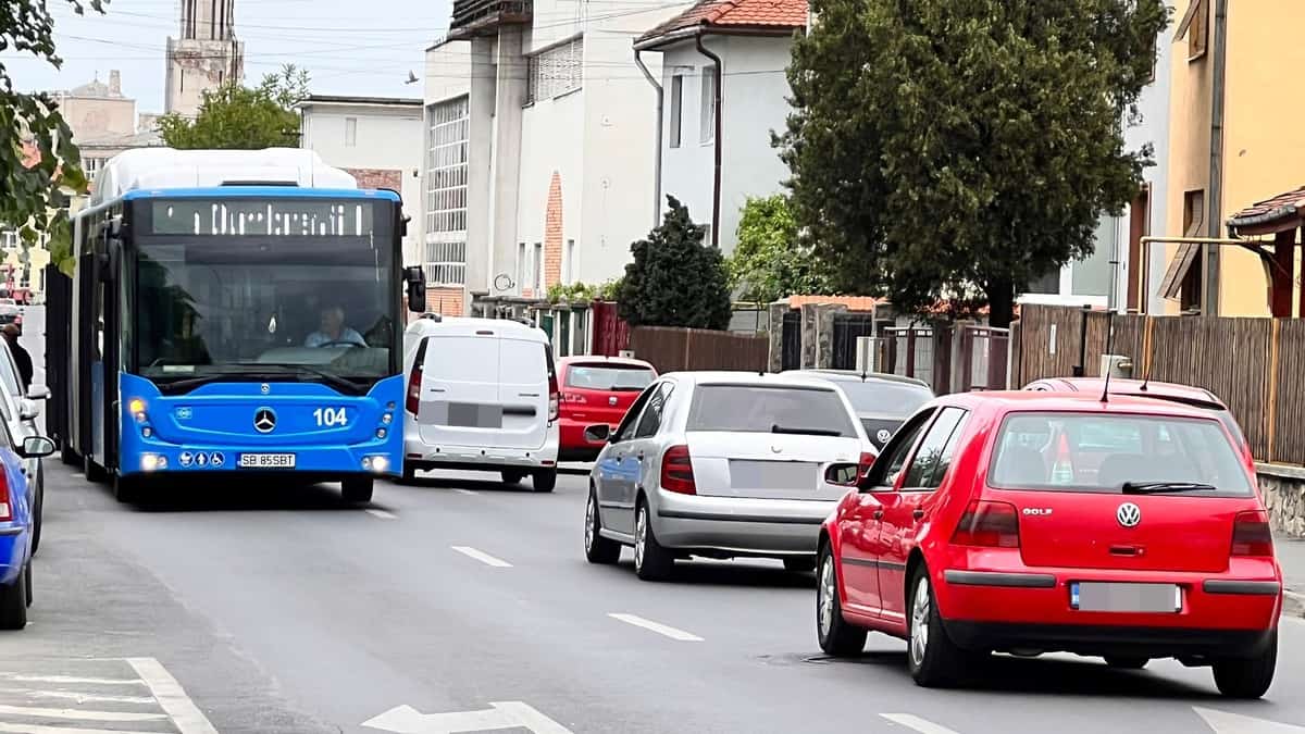 calvar în trafic pe strada neculce. semaforul nu mai e verde intermitent la dreapta - „pentru fluidizarea traficului”