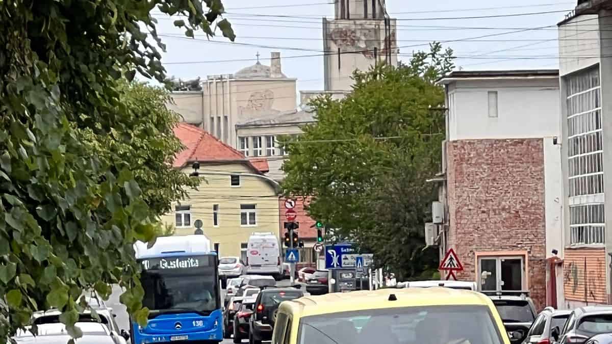 calvar în trafic pe strada neculce. semaforul nu mai e verde intermitent la dreapta - „pentru fluidizarea traficului”