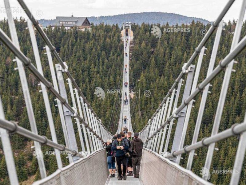 cel mai lung pod pietonal suspendat din lume a fost inaugurat - are o lungime de peste 700 de metri