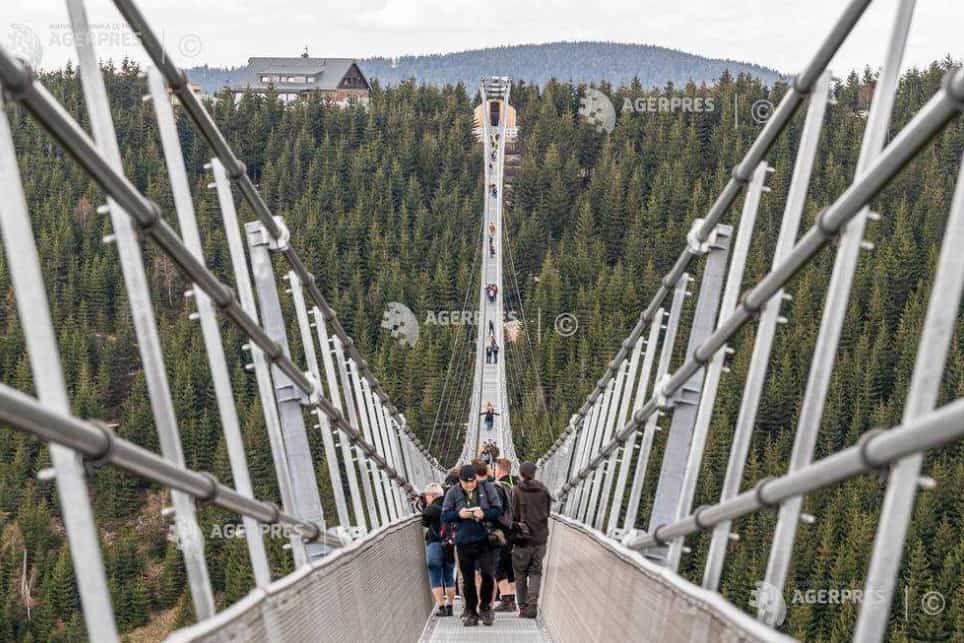 Cel mai lung pod pietonal suspendat din lume a fost inaugurat - Are o lungime de peste 700 de metri