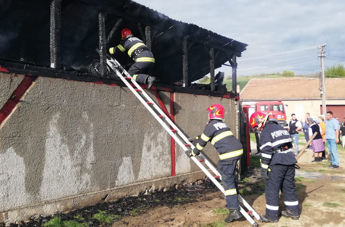 update foto garaj în flăcări la hamba - intervin pompierii